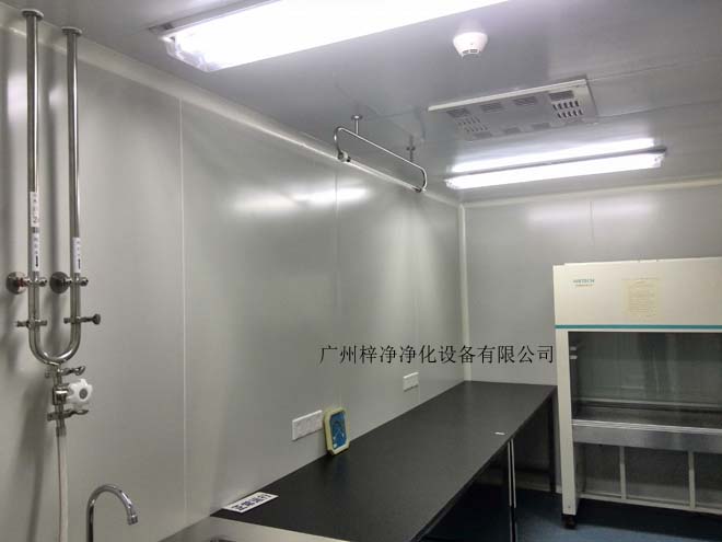 建造和使用潔凈室能有效減少室內(nèi)誘入、產(chǎn)生及滯留粒子。