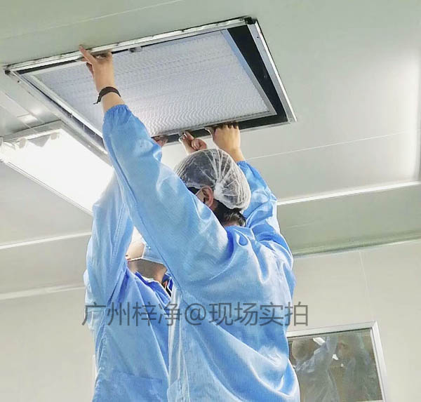 工作人員正在安裝潔凈室高效過(guò)濾器