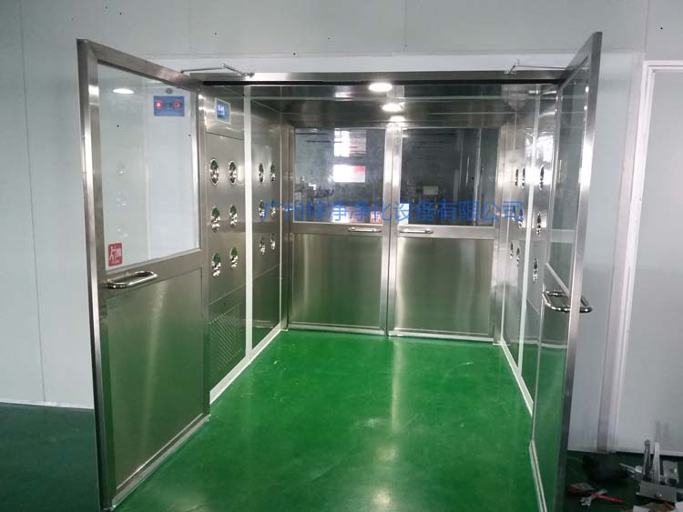 雙開門貨淋室前門打開,后門緊鎖 防止?jié)崈羰遗c非潔凈室空氣對流。