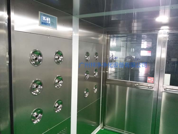 雙開門貨淋室工作區(qū)配智能控制器,方便人員使用操作。