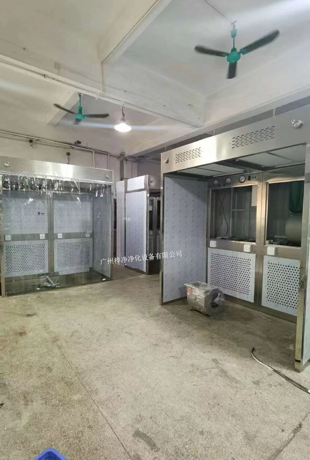 負(fù)壓稱量室設(shè)備由工作區(qū)、回風(fēng)箱體、風(fēng)機(jī)箱體、出風(fēng)箱體及外箱體幾大部分拼裝而成。