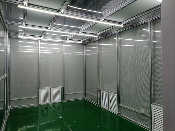 選擇百級無塵潔凈棚還是千級無塵潔凈棚，應(yīng)根據(jù)具體的生產(chǎn)需求、產(chǎn)品要求和預(yù)算來決定。